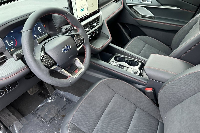 Ford Explorer Vehicle Full-screen Gallery Image 09