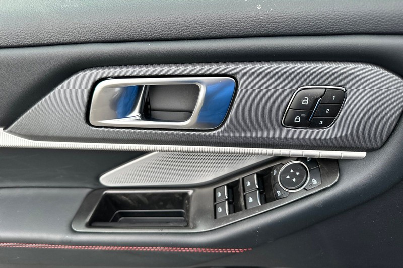 Ford Explorer Vehicle Full-screen Gallery Image 10