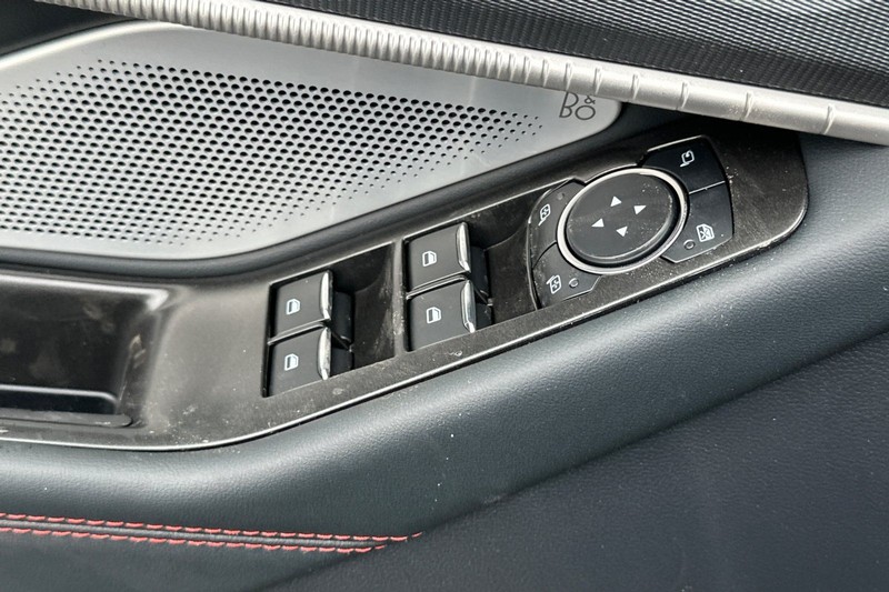 Ford Explorer Vehicle Full-screen Gallery Image 11