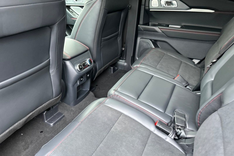 Ford Explorer Vehicle Full-screen Gallery Image 12