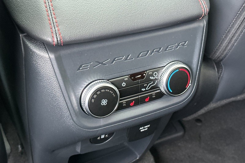 Ford Explorer Vehicle Full-screen Gallery Image 13