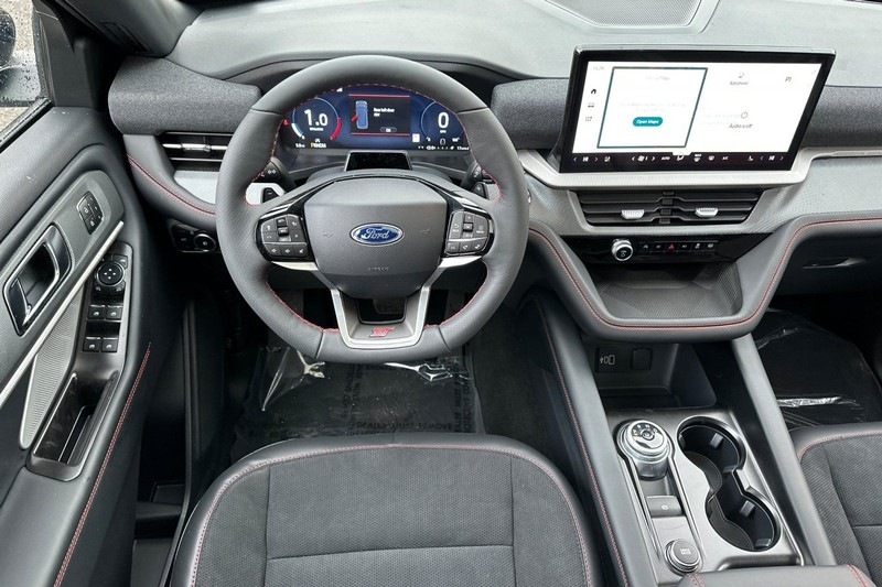 Ford Explorer Vehicle Full-screen Gallery Image 15