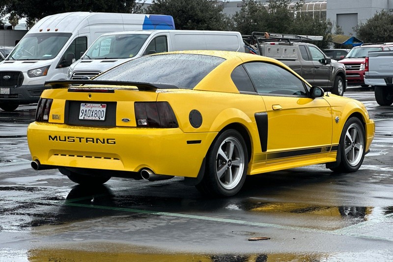 Ford Mustang Vehicle Full-screen Gallery Image 03