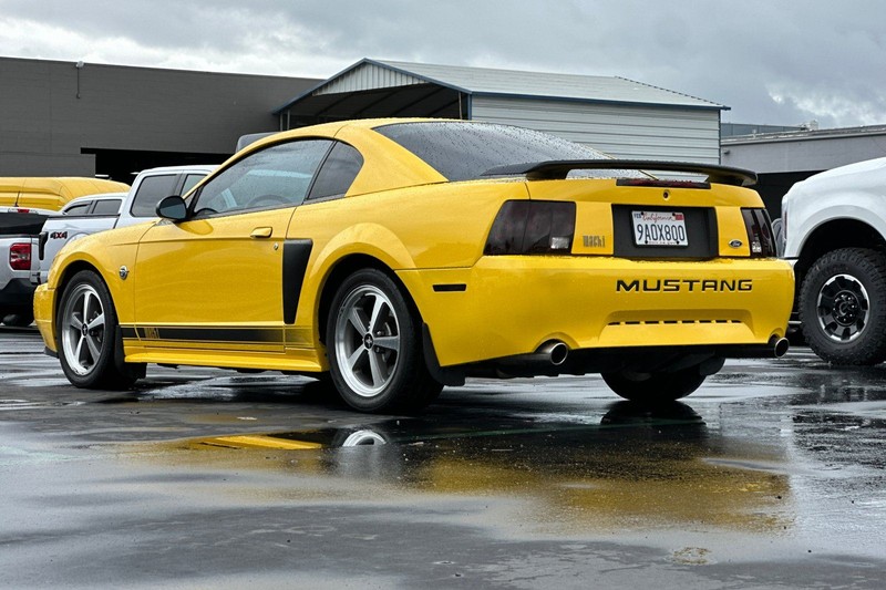 Ford Mustang Vehicle Full-screen Gallery Image 05