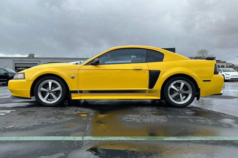Ford Mustang Vehicle Full-screen Gallery Image 06