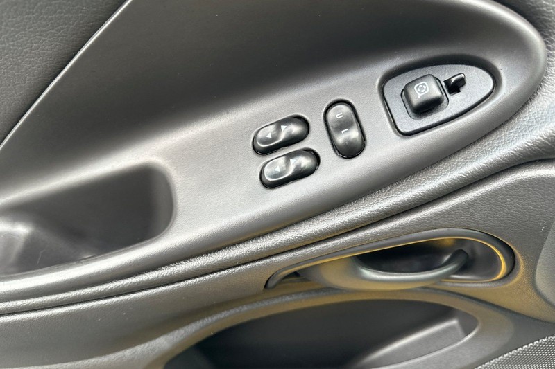 Ford Mustang Vehicle Full-screen Gallery Image 10