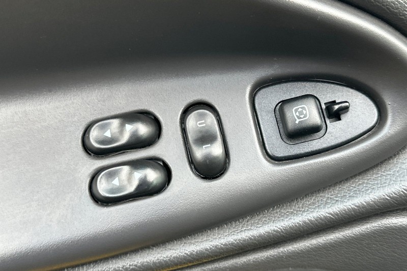 Ford Mustang Vehicle Full-screen Gallery Image 11