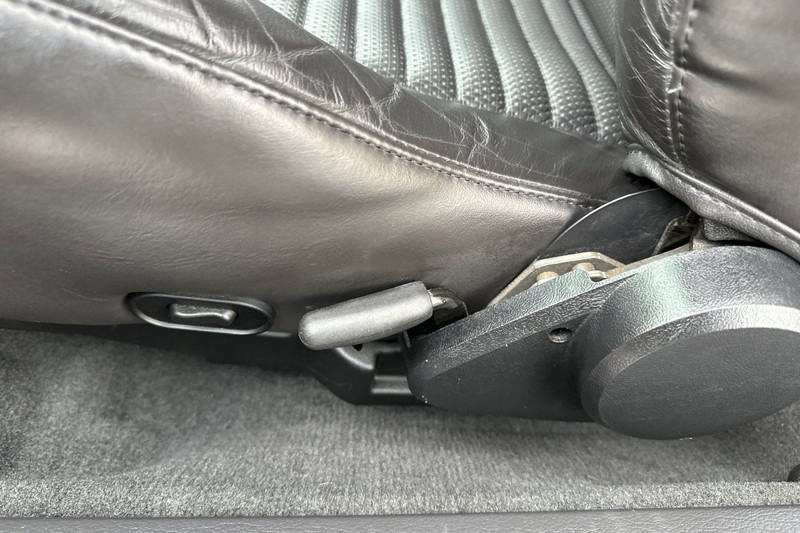 Ford Mustang Vehicle Full-screen Gallery Image 12