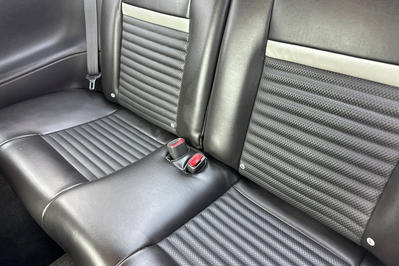 Ford Mustang Vehicle Full-screen Gallery Image 13