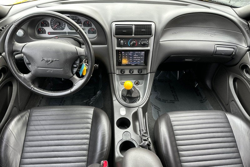 Ford Mustang Vehicle Full-screen Gallery Image 14