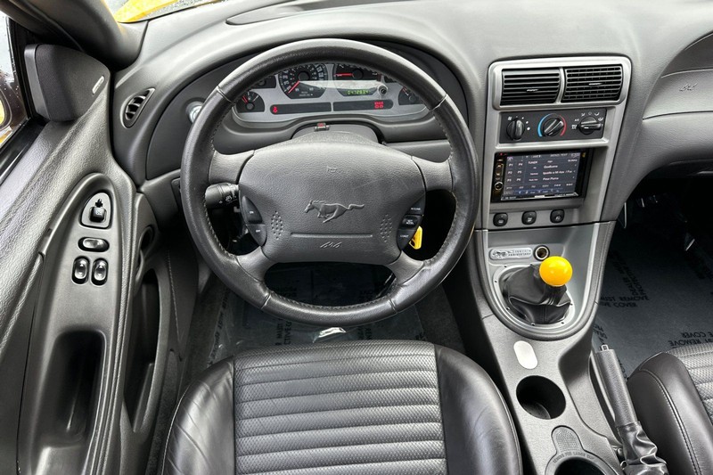 Ford Mustang Vehicle Full-screen Gallery Image 15