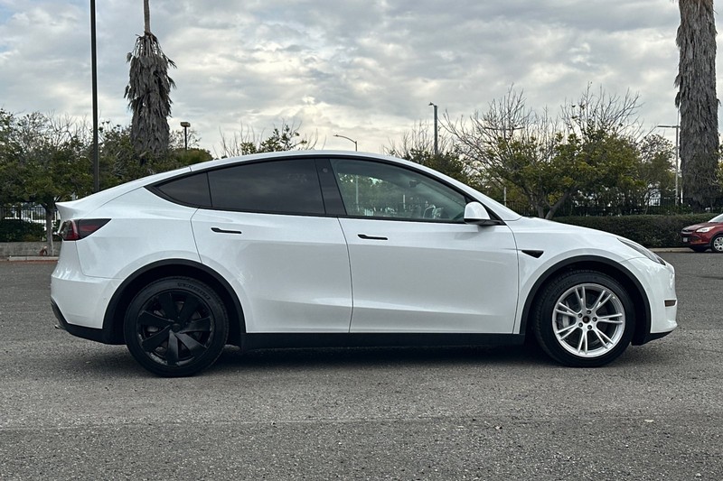 Tesla Model Y Vehicle Full-screen Gallery Image 02