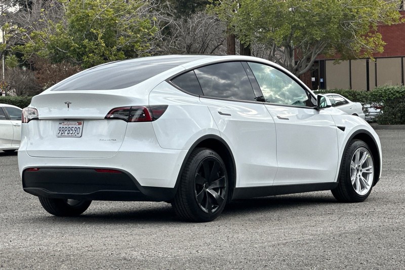 Tesla Model Y Vehicle Full-screen Gallery Image 03