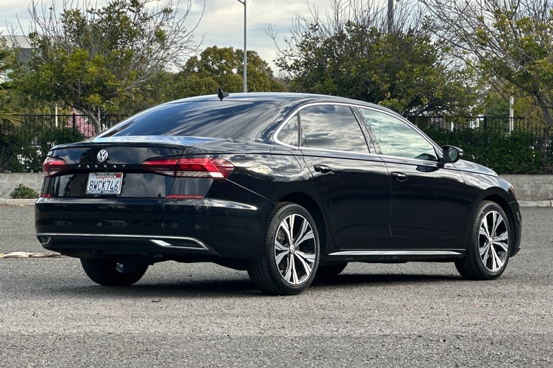 Volkswagen Passat Vehicle Full-screen Gallery Image 03