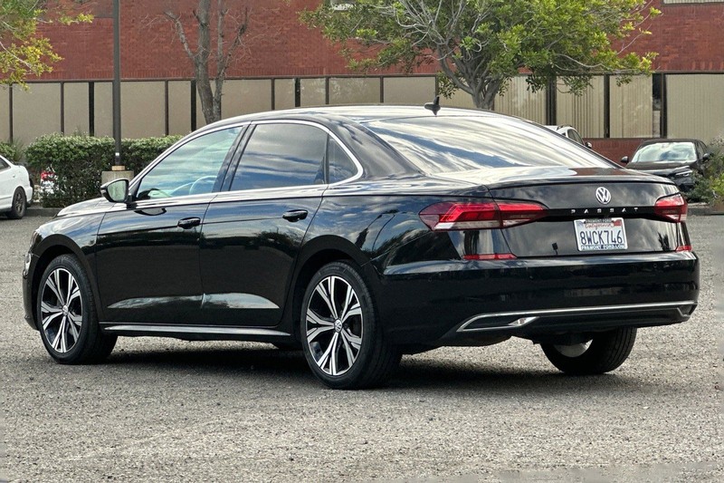 Volkswagen Passat Vehicle Full-screen Gallery Image 05