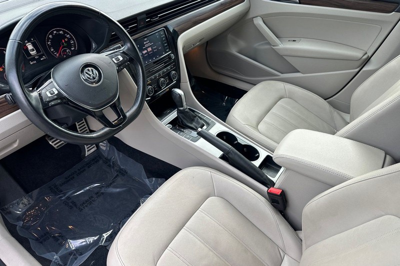 Volkswagen Passat Vehicle Full-screen Gallery Image 09