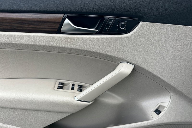 Volkswagen Passat Vehicle Full-screen Gallery Image 10