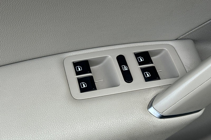 Volkswagen Passat Vehicle Full-screen Gallery Image 11