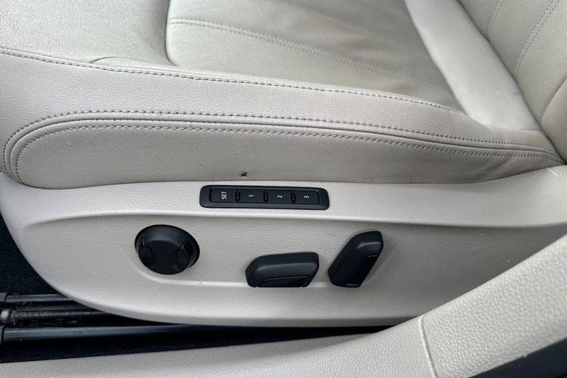 Volkswagen Passat Vehicle Full-screen Gallery Image 12