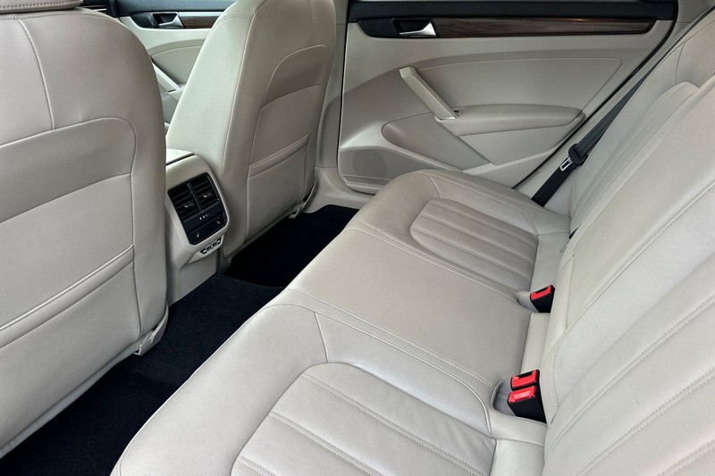 Volkswagen Passat Vehicle Full-screen Gallery Image 13