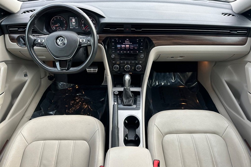 Volkswagen Passat Vehicle Full-screen Gallery Image 14