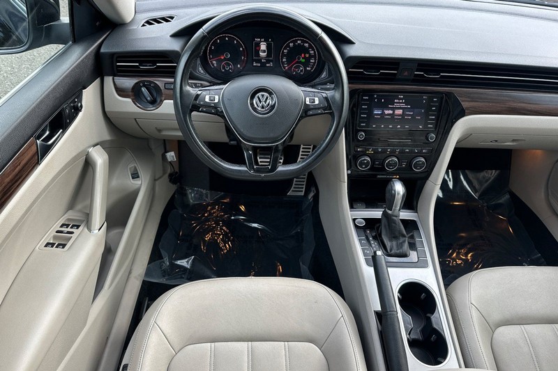 Volkswagen Passat Vehicle Full-screen Gallery Image 15