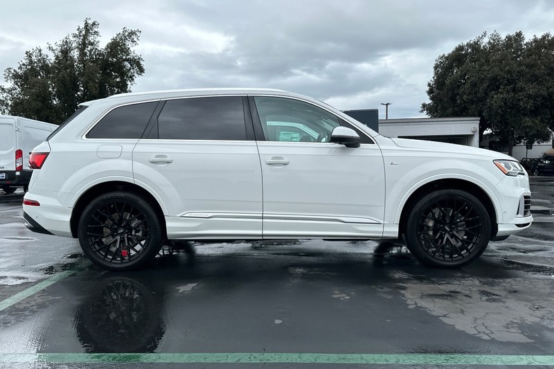 Audi Q7 Vehicle Full-screen Gallery Image 02