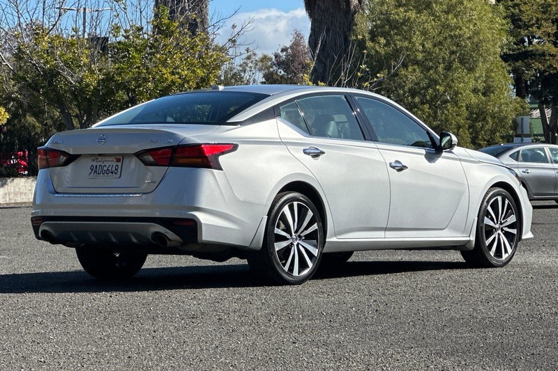 Nissan Altima Vehicle Full-screen Gallery Image 03