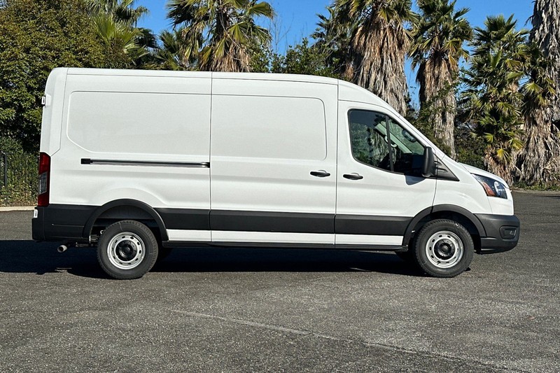 Ford Transit-250 Vehicle Full-screen Gallery Image 02