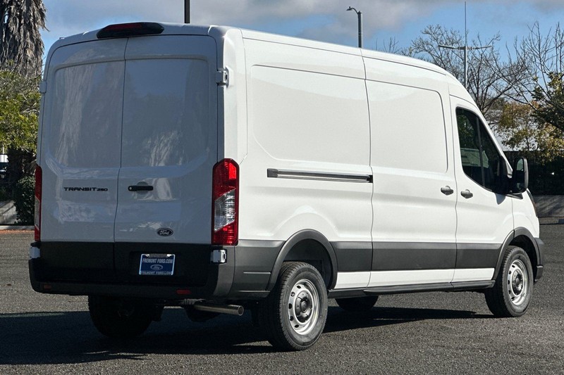 Ford Transit-250 Vehicle Full-screen Gallery Image 03