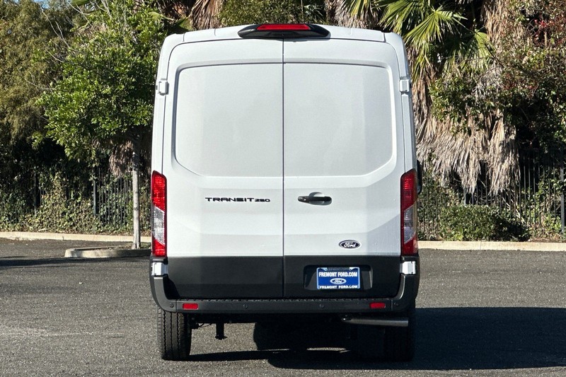 Ford Transit-250 Vehicle Full-screen Gallery Image 04