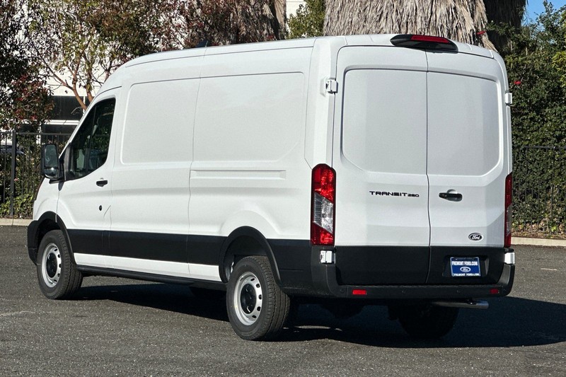 Ford Transit-250 Vehicle Full-screen Gallery Image 05