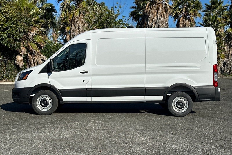Ford Transit-250 Vehicle Full-screen Gallery Image 06