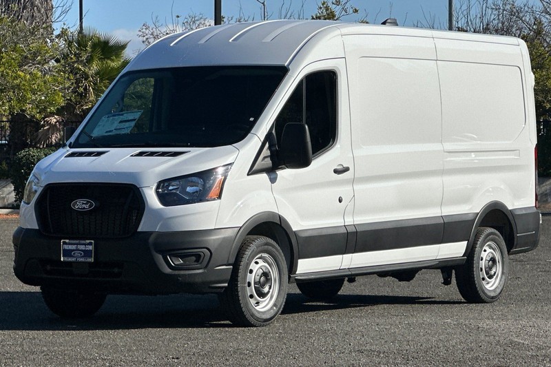 Ford Transit-250 Vehicle Full-screen Gallery Image 07