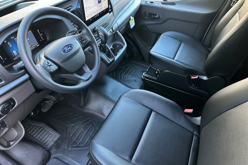 Ford Transit-250 Vehicle Full-screen Gallery Image 09