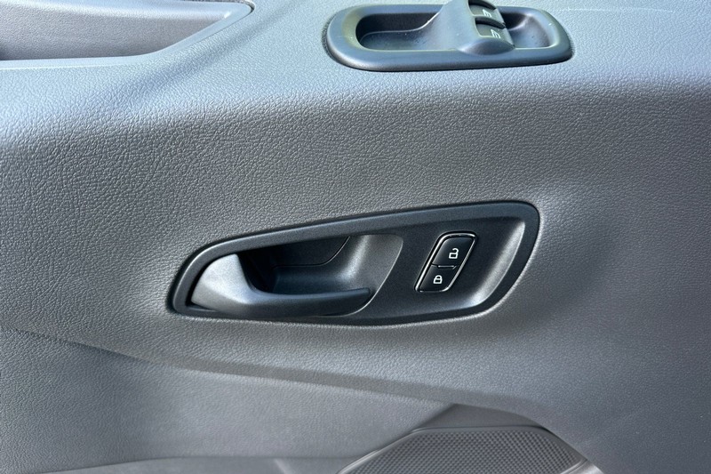 Ford Transit-250 Vehicle Full-screen Gallery Image 10