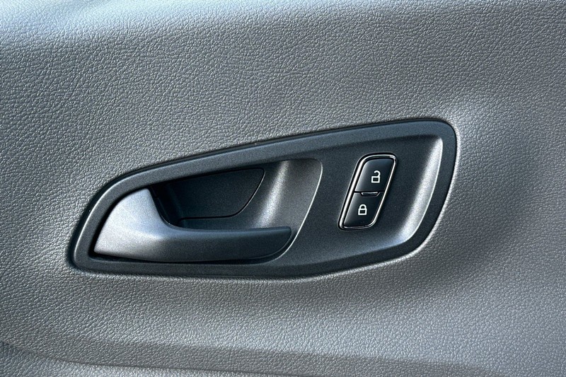 Ford Transit-250 Vehicle Full-screen Gallery Image 11