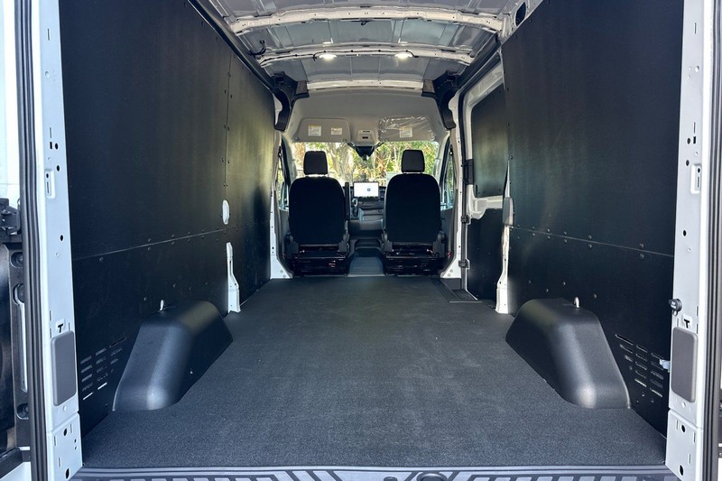 Ford Transit-250 Vehicle Full-screen Gallery Image 15