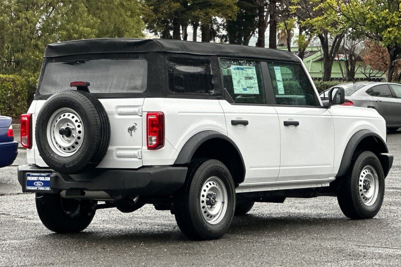 Ford Bronco Vehicle Full-screen Gallery Image 03