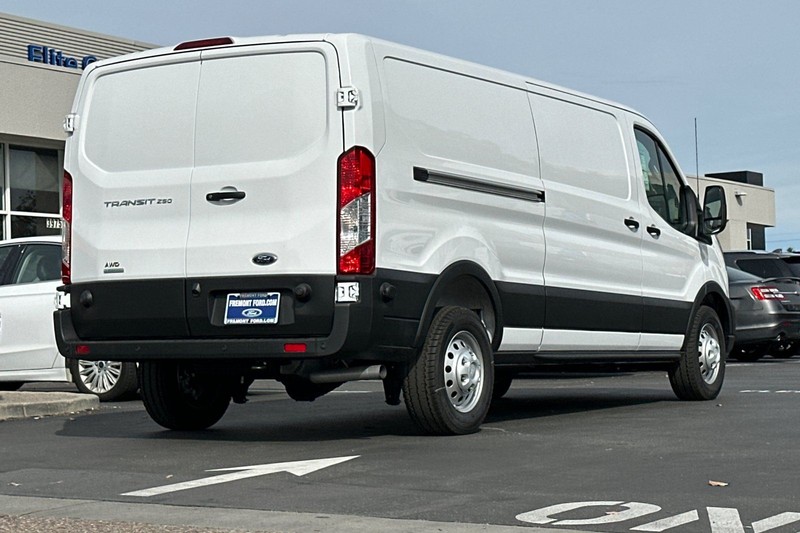 Ford Transit-250 Vehicle Full-screen Gallery Image 03