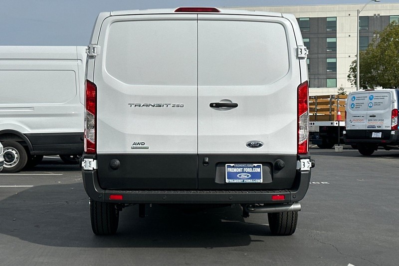 Ford Transit-250 Vehicle Full-screen Gallery Image 04