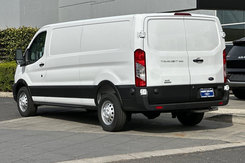 Ford Transit-250 Vehicle Full-screen Gallery Image 05