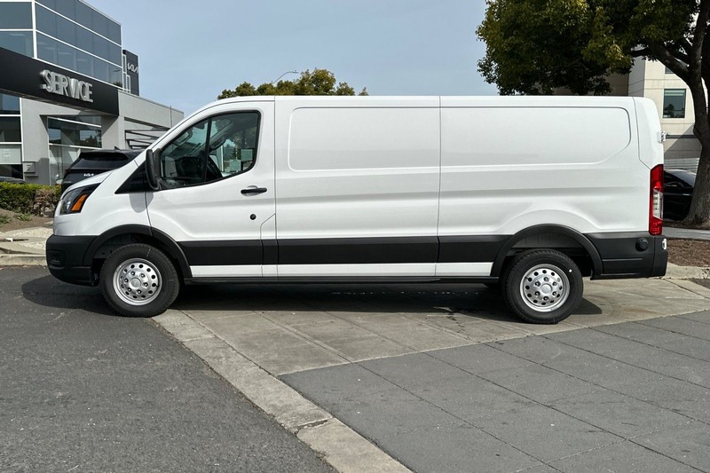 Ford Transit-250 Vehicle Full-screen Gallery Image 06