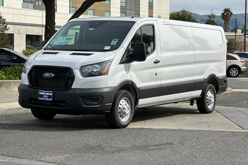 Ford Transit-250 Vehicle Full-screen Gallery Image 07