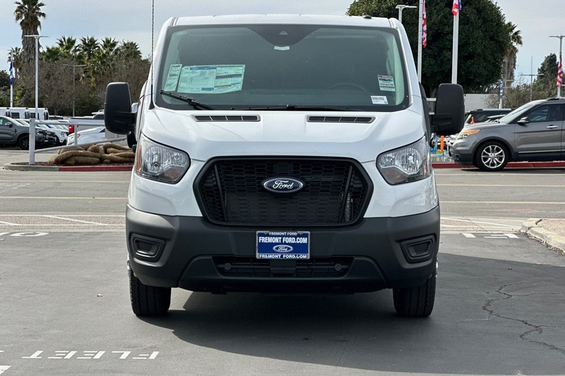 Ford Transit-250 Vehicle Full-screen Gallery Image 08