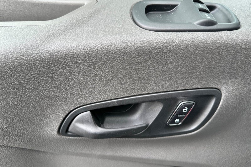 Ford Transit-250 Vehicle Full-screen Gallery Image 10