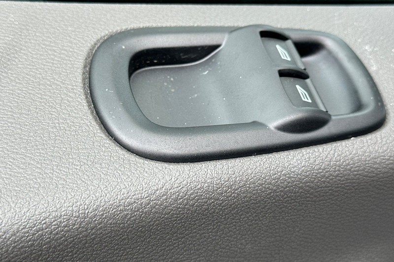 Ford Transit-250 Vehicle Full-screen Gallery Image 11