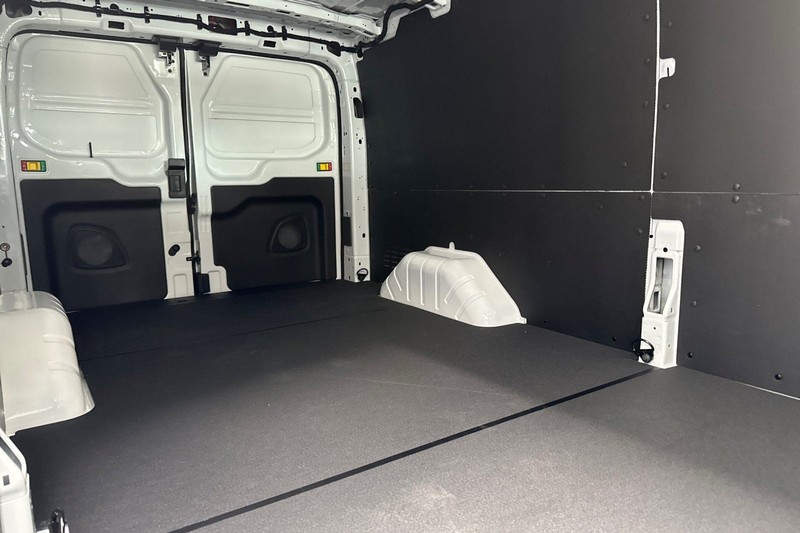 Ford Transit-250 Vehicle Full-screen Gallery Image 12