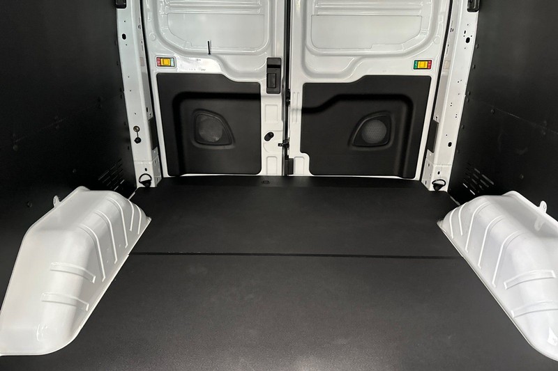 Ford Transit-250 Vehicle Full-screen Gallery Image 15