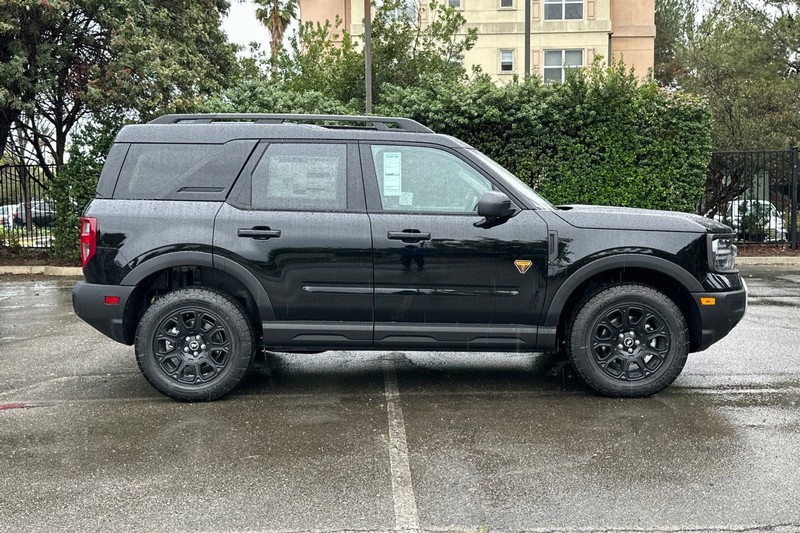 Ford Bronco Sport Vehicle Full-screen Gallery Image 02